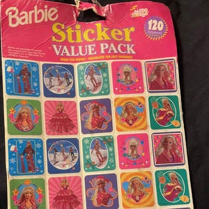 Confezione risparmio di adesivi Barbie Mello Smello 1996. 120 adesivi, 4 fogli da 30. La confezione termoretraibile è piegata e leggermente strappata. Nuovo.