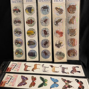 1997 DK Streifen Stickers. 5 Prisma- und 6 Kromekotesticker. 7 Designs: Prisma Spinnen, Frösche, Tiger, Fische, Traktoren. Pferde Schmetterlinge. Neu