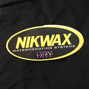 Adhesivo para sistemas de impermeabilización Nikwax 2000. Adhesivo ovalado despegable de 14 x 6,35 cm. Para ropa, camping, esquí, nuevo, de stock antiguo.