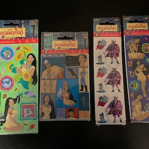 Adesivos Sandylion Pocahontas 1995. 4 designs: Prismatic Mini Maxi Kromekote Maxi Activity Pocahontas, John Smith, Percy, Meeko, Flit Novo
