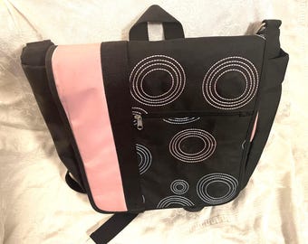 Nunzia おむつバッグ ファイユ ブラックとピンクのサークルステッチ コンバーチブル クロスボディ ショルダーバッグ バックパック おむつバッグ。16X16X5 46インチ 調節可能なストラップ VGUC