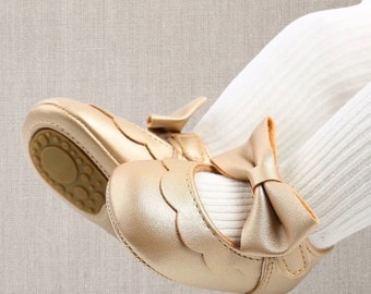 Chaussures plates bébé fille, chaussures pour berceau, chaussures premier marcheur, chaussures nouveau-né, cadeau baby shower, cadeau bébé, chaussures confort bébé, chaussures des fêtes