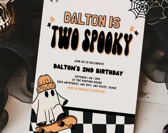 Puede incluir: Una tarjeta de invitación blanca con texto negro y naranja que dice "Dalton is Two Spooky". La tarjeta presenta un fantasma de dibujos animados con un gorro y montando un monopatín. El fondo es un patrón de cuadros negros y blancos.