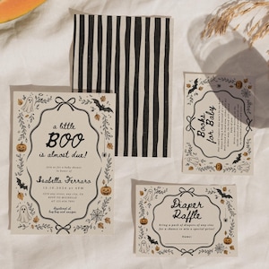 Könnte beinhalten: Ein Set aus Halloween-Babyparty-Papeterie, bestehend aus einer Einladung mit dem Text a little BOO is almost due, einer Books for Baby-Karte, einer Diaper Raffle-Karte und einer schwarz-weiß gestreiften Karte mit Geister- und Kürbismotiven.