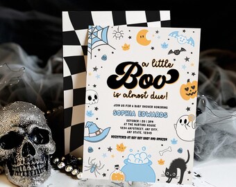 Könnte beinhalten: Eine Babyparty-Einladung zum Thema Halloween mit einem schwarz-weiß karierten Hintergrund. Die Einladung zeigt einen Cartoon-Geist, einen Hexenhut, einen Kessel, eine schwarze Katze und einen Kürbis. Der Text auf der Einladung lautet "a little Boo is almost due!" und "Sophia Edwards".