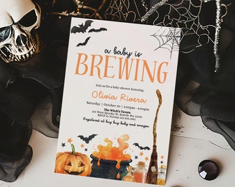 Könnte beinhalten: Eine Babyparty-Einladung im Halloween-Stil in Orange und Schwarz. Die Einladung lautet "a baby is BREWING" und zeigt einen Kessel mit einem Kürbis, Fledermäusen und einem Zauberstab. Der Text enthält auch den Namen "Olivia Rivera" sowie Datum und Uhrzeit der Veranstaltung.