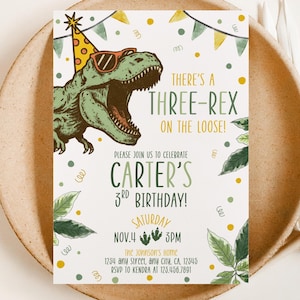 以下が含まれることがあります： サングラスとパーティーハットをかぶった漫画の恐竜が描かれた誕生日パーティーの招待状。「There's a Three-Rex on the Loose!」と書かれており、11月4日午後3時に開催されるカーターの3歳の誕生日に招待しています。