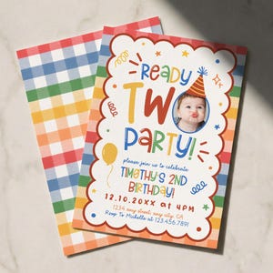 Puede incluir: Una tarjeta de invitación de cumpleaños rectangular con un patrón de cuadros vichy arcoíris en el reverso y un borde blanco festoneado en el frente. El texto dice Ready Two Party, Timothy's 2nd Birthday, 12.10.20xx at 4pm, con la foto de un niño.