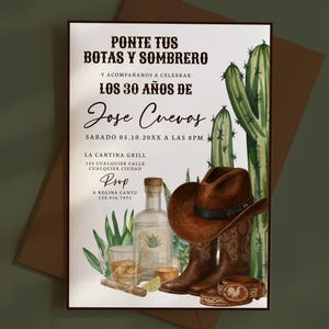 Op de afbeelding: Uitnodigingskaart met de tekst "Ponte tus botas y sombrero" en "Los 30 años de Jose Cuevas". Het ontwerp bevat een cowboyhoed, laarzen, tequila en een cactus. De uitnodiging staat op een witte achtergrond.
