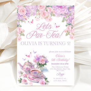 Pode incluir: Um convite para uma festa do chá com tema floral em tons de rosa e roxo para um quinto aniversário. O convite apresenta um bule de chá, uma xícara de chá e flores. O texto diz "Let's Par-Tea! Olivia is turning 5!" e inclui detalhes sobre a festa, como a data, a hora e o local.
