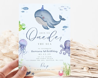 Puede incluir: Una tarjeta de invitación azul y blanca con ilustraciones de ballena, pulpo, medusa y tortuga. El texto dice "Join us Oneder the Sea to celebrate Damians 1st birthday 05.15.23 at 3 o'clock The Party Place 123 Under the Sea, Seattle, WA 1234 Rawp To Mom 123-456-7891".