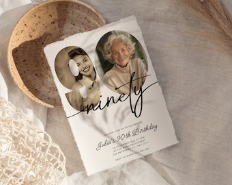 Może przedstawiać: Zaproszenie na 90. urodziny z fotografią kobiety w czerni i bieli. Zaproszenie jest na teksturowanym papierze z numerem 90 w dużej czcionce i słowem "ninety" napisanym kursywą.