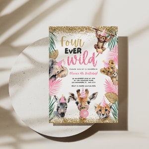 Peut inclure: Une invitation de fête avec le texte "Four Ever Wild" en or et rose. L'invitation présente des illustrations d'animaux de safari portant des chapeaux de fête, entourées de feuilles roses et de paillettes dorées.