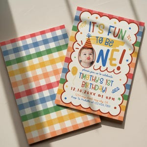 Op de afbeelding: Een kleurrijke verjaardagsuitnodiging met de tekst "IT'S FUN to BE ONE!" en een foto van een baby met een feesthoedje. De uitnodiging bevat de tekst "TIMOTHY'S 1ST BIRTHDAY!" en evenementdetails. De achterkant heeft een regenboogruitpatroon.