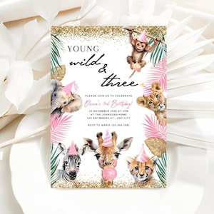 Op de afbeelding: Een roze en groene jungle-thema verjaardagsuitnodiging met gouden glitter. De uitnodiging zegt "Young wild & three" en bevat een leeuw, giraffe, zebra, aap en olifant. Het zegt "Kom gezellig meevieren met Olivia's 3e verjaardag!" en bevat de datum, tijd en locatie van het feest.