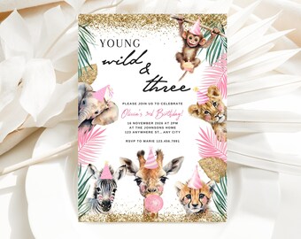 Puede incluir: Una invitación de cumpleaños de temática de jungla rosa y verde con purpurina dorada. La invitación dice "Young wild & three" e incluye un león, una jirafa, una cebra, un mono y un elefante. Dice "¡Por favor, únase a nosotros para celebrar el 3er cumpleaños de Olivia!" e incluye la fecha, la hora y el lugar de la fiesta.