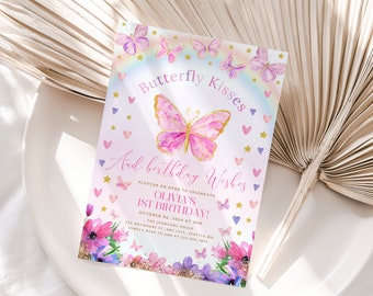 Peut inclure: Un papillon rose et or avec le texte "Butterfly Kisses and birthday Wishes" sur fond blanc. Le texte "Olivia's 1st Birthday!" est également inclus, ainsi que la date et l'heure de l'événement. L'invitation est décorée de paillettes roses, violettes et dorées.