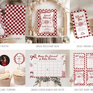 K&ouml;nnte beinhalten: Eine Sammlung von Babyparty-Papeterie mit rot-wei&szlig;em Karomuster. Enth&auml;lt Einladungen, ein Willkommensschild, Dankeskarten, Cupcake-Topper, einen F&auml;lligkeitskalender und Babyspielspiele. Der Text enth&auml;lt "Special Delivery!" und "Baby Shower".