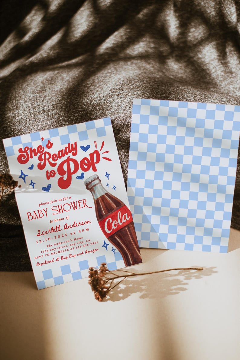 Puede incluir: Invitaci&oacute;n a un baby shower con un dise&ntilde;o retro. La invitaci&oacute;n presenta el texto "She's Ready to Pop" y una ilustraci&oacute;n de una botella de cola. La invitaci&oacute;n incluye los detalles del baby shower y se combina con un patr&oacute;n de cuadros azules y blancos.