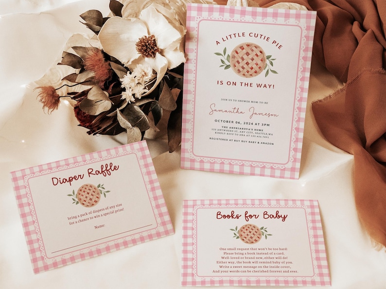 Puede incluir: Tarjetas de invitaci&oacute;n de baby shower con estampado de vichy rosa y blanco con una ilustraci&oacute;n de pastel. Las tarjetas incluyen el texto "A Little Cutie Pie is on the Way!" y "Diaper Raffle".