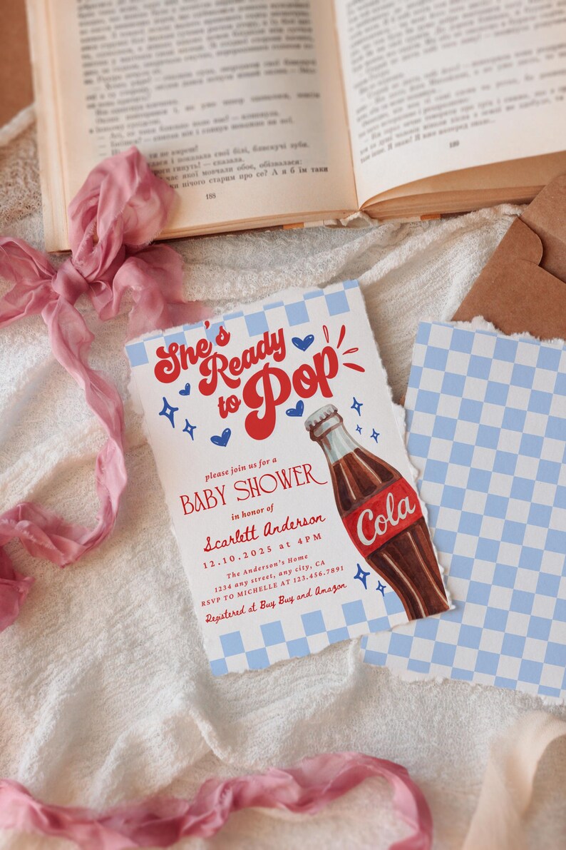 Puede incluir: Invitaci&oacute;n a baby shower con el texto "She's Ready to Pop" en escritura roja. La invitaci&oacute;n presenta una ilustraci&oacute;n de botella de cola y detalles a cuadros azules. Incluye detalles del evento e informaci&oacute;n RSVP.