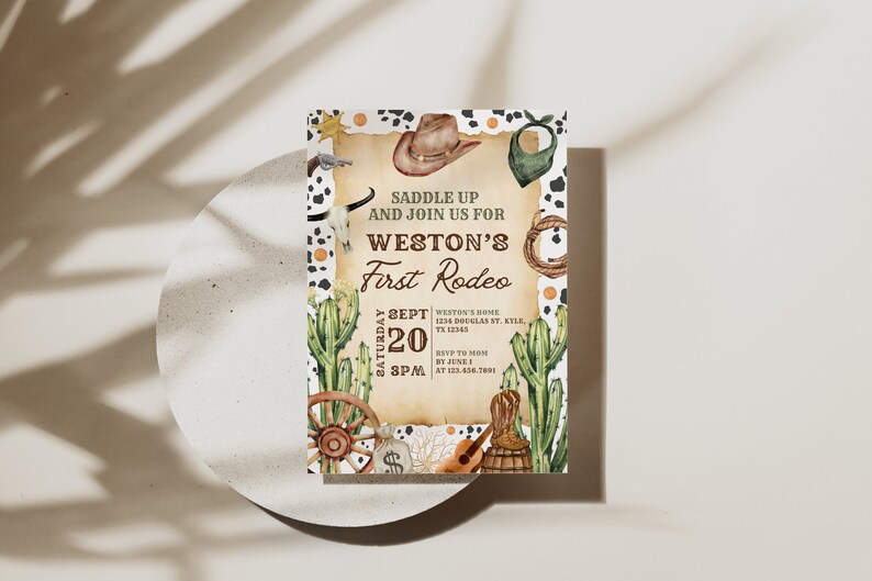 K&ouml;nnte beinhalten: Eine rustikale Einladung zu einer ersten Rodeoparty. Die Einladung zeigt einen Cowboyhut, einen Kaktus, ein Wagenrad und ein Lasso. Der Text lautet "Saddle Up and Join Us for Weston's First Rodeo" mit Datum und Uhrzeit der Veranstaltung.