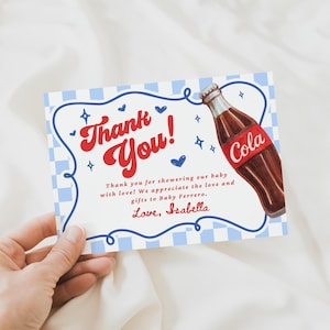 Może przedstawiać: Karta z podziękowaniami na baby shower w stylu retro. Karta zawiera czerwono-białą wiadomość "Thank You!", ilustrację butelki coli i niebieską kratkowaną obw&oacute;dkę. Tekst brzmi "Dziękujemy za obdarzenie naszego dziecka miłością!"