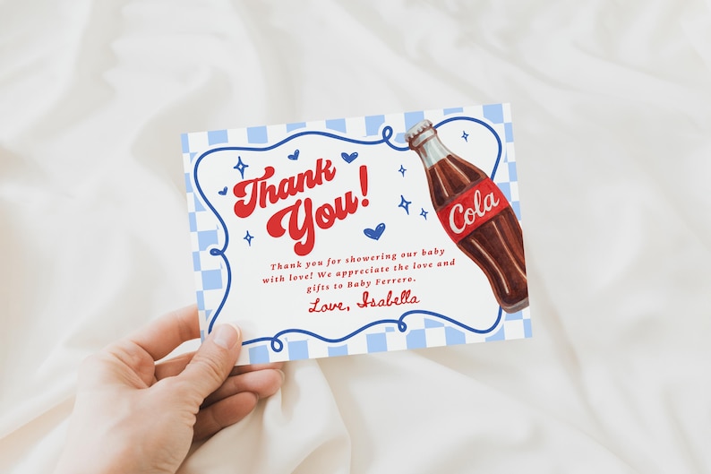 Może przedstawiać: Karta z podziękowaniami na baby shower w stylu retro. Karta zawiera czerwono-białą wiadomość "Thank You!", ilustrację butelki coli i niebieską kratkowaną obw&oacute;dkę. Tekst brzmi "Dziękujemy za obdarzenie naszego dziecka miłością!"