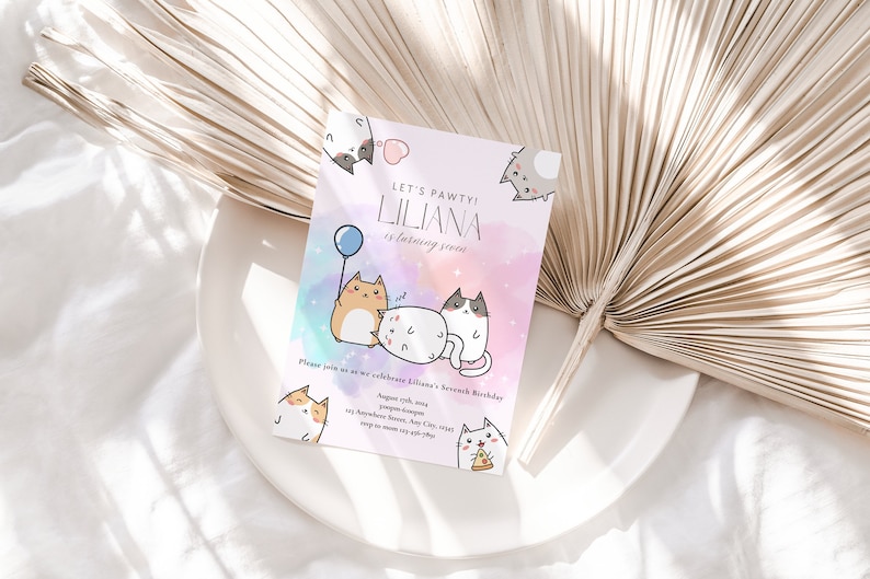 Puede incluir: Una invitaci&oacute;n de acuarela rosa y p&uacute;rpura con un tema de gato. La invitaci&oacute;n dice "Let's Pawty! Liliana cumple siete a&ntilde;os." Incluye una fecha, hora y direcci&oacute;n.