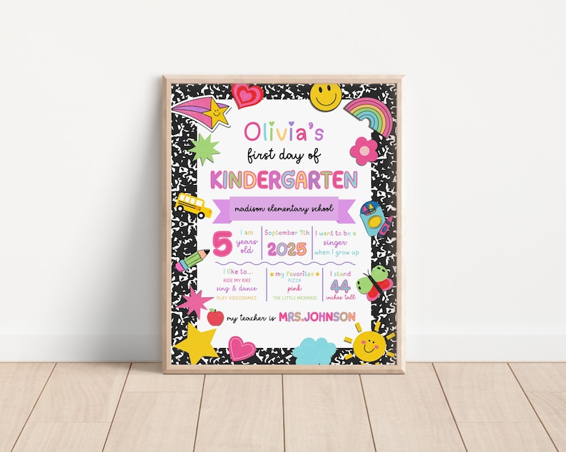 K&ouml;nnte beinhalten: Ein gerahmtes, farbenfrohes Kindergarten-Schild mit dem Text "Olivia's first day of KINDERGARTEN". Das Schild enth&auml;lt dekorative Elemente wie Sterne, Herzen und einen Schulbus. Es listet auch das Alter des Kindes, das Datum und andere pers&ouml;nliche Details auf.