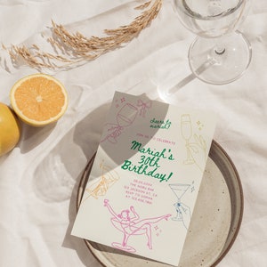 Może przedstawiać: Jasnobeżowa karta zaproszenia z zielonymi, r&oacute;żowymi i ż&oacute;łtymi ilustracjami os&oacute;b trzymających koktajle. Tekst na karcie brzmi "Cheers to Mariah!" i "Mariah's 30th Birthday!" wraz z datą, miejscem i informacjami RSVP.