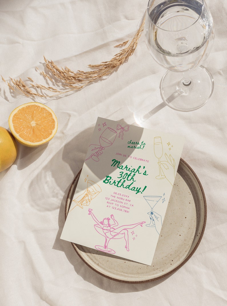 Może przedstawiać: Jasnobeżowa karta zaproszenia z zielonymi, r&oacute;żowymi i ż&oacute;łtymi ilustracjami os&oacute;b trzymających koktajle. Tekst na karcie brzmi "Cheers to Mariah!" i "Mariah's 30th Birthday!" wraz z datą, miejscem i informacjami RSVP.