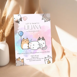Puede incluir: Una invitaci&oacute;n de cumplea&ntilde;os de acuarela rosa y azul con tem&aacute;tica de gatos. La invitaci&oacute;n dice "Let's Pawty! Liliana is turning seven." e incluye una fecha, hora y direcci&oacute;n.