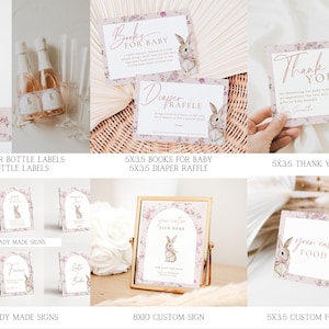 Op de afbeelding: Een set printbare baby shower-decoraties met een roze en wit bloemenontwerp met een konijnenillustratie. De set bevat waterfleslabels, fleslabels, kant-en-klare borden, een aangepast bord, een bedankkaart en een aangepast voedseletiket.