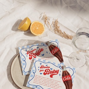 Może przedstawiać: Karty zaproszeń na baby shower w stylu vintage. Karty zawierają tekst "Diaper Raffle" i "Books for Baby" z ilustracją butelki coli. Dwie poł&oacute;wki cytryny i szklanka wody r&oacute;wnież znajdują się na zdjęciu.