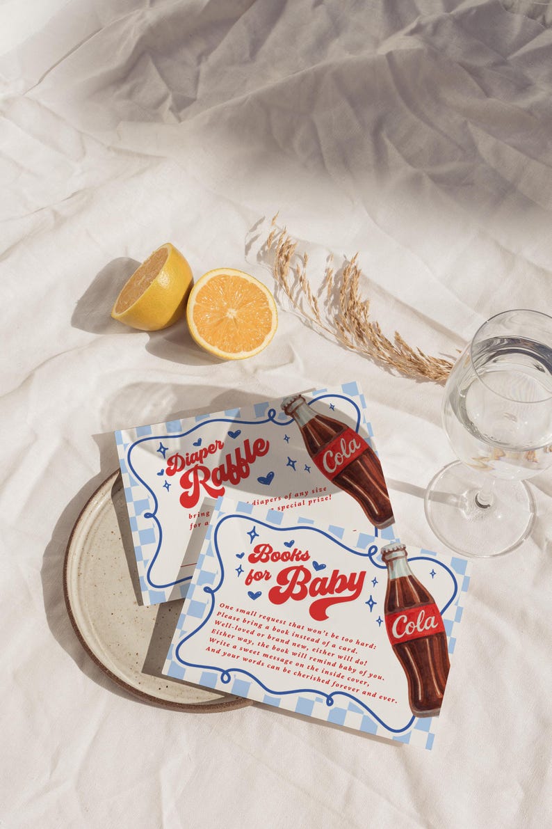 Może przedstawiać: Karty zaproszeń na baby shower w stylu vintage. Karty zawierają tekst "Diaper Raffle" i "Books for Baby" z ilustracją butelki coli. Dwie poł&oacute;wki cytryny i szklanka wody r&oacute;wnież znajdują się na zdjęciu.