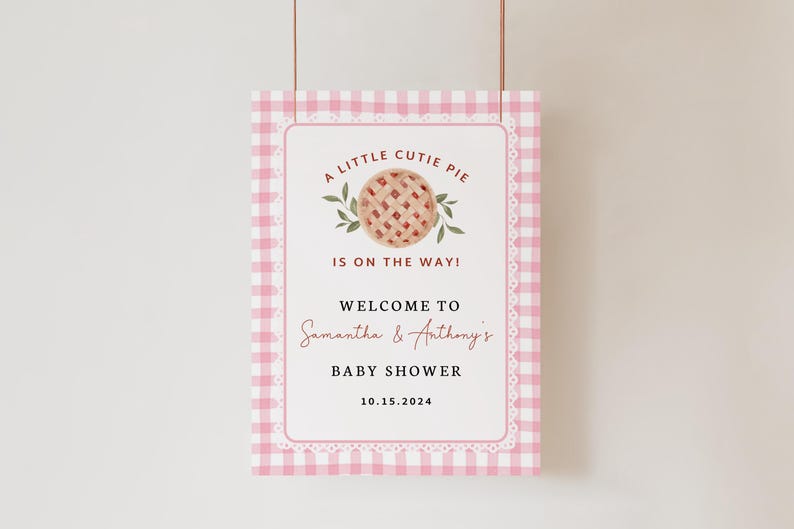 Puede incluir: Un letrero de baby shower rosa y blanco con estampado de cuadros vichy. Anuncia "A Little Cutie Pie Is On The Way!" y da la bienvenida al baby shower de Samantha & Anthony el 10.15.2024. Incluye un gr&aacute;fico de tarta.