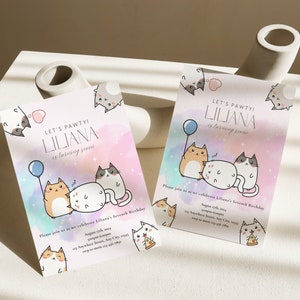 Puede incluir: Dos invitaciones de fiesta de cumplea&ntilde;os de color rosa pastel y azul con una huella de pata y el texto "Let's Pawty! Liliana cumple siete a&ntilde;os". Las invitaciones presentan gatos de dibujos animados con globos y pizza.