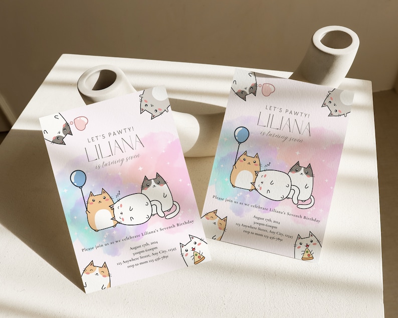 Puede incluir: Dos invitaciones de fiesta de cumplea&ntilde;os de color rosa pastel y azul con una huella de pata y el texto "Let's Pawty! Liliana cumple siete a&ntilde;os". Las invitaciones presentan gatos de dibujos animados con globos y pizza.