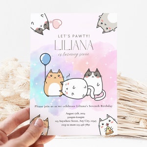Puede incluir: Una invitaci&oacute;n de cumplea&ntilde;os de acuarela rosa y azul con un tema de gato. La invitaci&oacute;n dice "Let's Pawty! Liliana is turning seven." e incluye la fecha, la hora y la ubicaci&oacute;n de la fiesta.