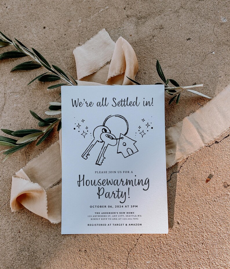 K&ouml;nnte beinhalten: Eine wei&szlig;e Einladung zu einer Einweihungsparty mit einer schwarz-wei&szlig;en Illustration von Schl&uuml;sseln und einem Haus. Der Text lautet "We're all settled in!" und "Housewarming Party!" Das Datum und die Uhrzeit der Party sind der 06. Oktober 2024 um 15:00 Uhr. Die Adresse und die RSVP-Informationen sind ebenfalls enthalten. Die Einladung gibt an, dass das Paar bei Target und Amazon registriert ist.