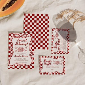 K&ouml;nnte beinhalten: Eine Sammlung von Babyparty-Einladungen und -Einlegern mit einem rot-wei&szlig; karierten Muster. Die Einladungen tragen die Aufschriften &bdquo;Special Delivery!&ldquo; und &bdquo;Diaper Raffle&ldquo;. Eine Papaya-Scheibe und ein Glas sind ebenfalls zu sehen.