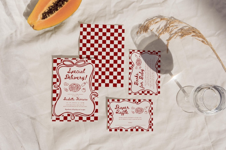 K&ouml;nnte beinhalten: Eine Sammlung von Babyparty-Einladungen und -Einlegern mit einem rot-wei&szlig; karierten Muster. Die Einladungen tragen die Aufschriften &bdquo;Special Delivery!&ldquo; und &bdquo;Diaper Raffle&ldquo;. Eine Papaya-Scheibe und ein Glas sind ebenfalls zu sehen.