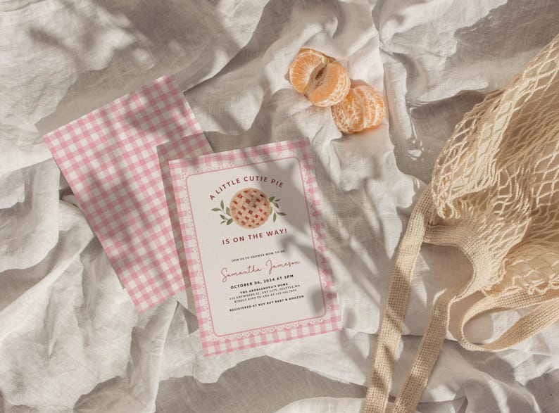 Puede incluir: Una invitaci&oacute;n de baby shower en gingham rosa y blanco con una linda ilustraci&oacute;n de pastel y el texto "A Little Cutie Pie Is On The Way!"  Samantha Jackson 04 de octubre de 2024 a las 3 PM.