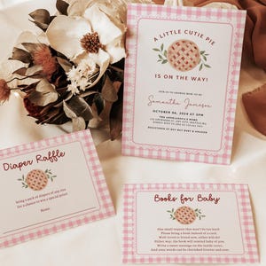 Puede incluir: Invitaciones y tarjetas para baby shower con un patr&oacute;n de cuadros rosas. La invitaci&oacute;n principal dice "A Little Cutie Pie Is On The Way!" con detalles del evento. Las tarjetas adicionales incluyen "Diaper Raffle" y "Books for Baby".