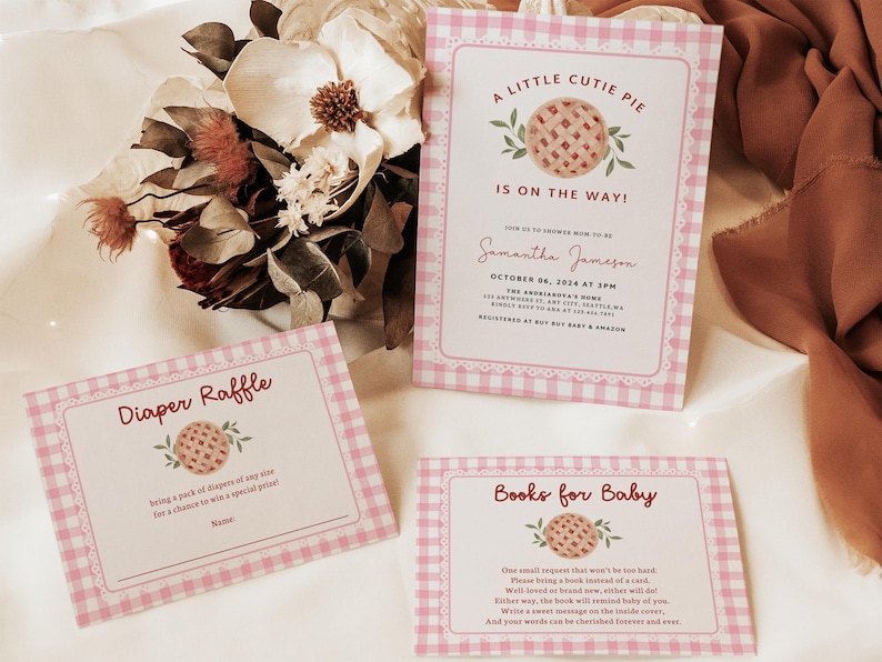 Puede incluir: Invitaciones y tarjetas para baby shower con un patr&oacute;n de cuadros rosas. La invitaci&oacute;n principal dice "A Little Cutie Pie Is On The Way!" con detalles del evento. Las tarjetas adicionales incluyen "Diaper Raffle" y "Books for Baby".