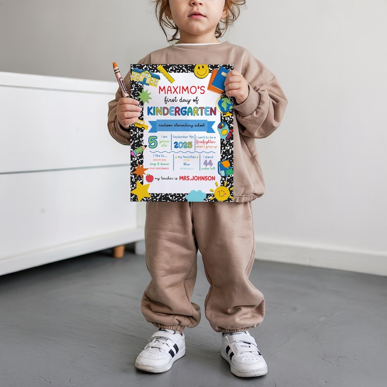 K&ouml;nnte beinhalten: Ein Kind h&auml;lt ein farbenfrohes Schild mit der Aufschrift "MAXIMO'S first day of KINDERGARTEN". Das Schild hat einen schwarz-wei&szlig;en Hintergrund mit schulischen Grafiken. Das Schild enth&auml;lt das Datum, das Alter und den Namen des Lehrers.