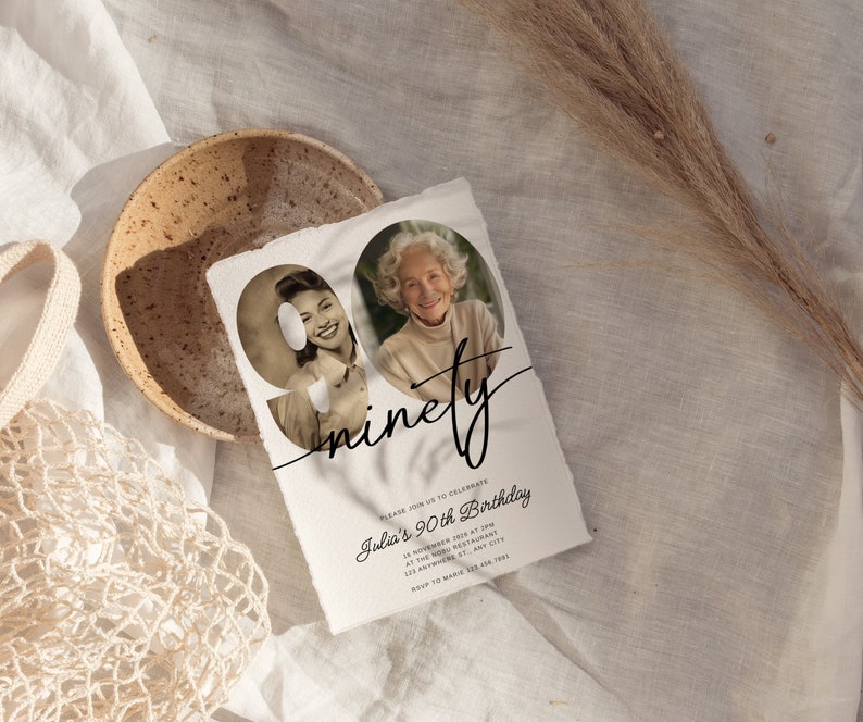 Puede incluir: Una invitaci&oacute;n a un cumplea&ntilde;os n&uacute;mero 90 con una foto de una mujer en blanco y negro. La invitaci&oacute;n est&aacute; en un fondo de papel texturizado con el n&uacute;mero 90 en una fuente grande y la palabra "ninety" escrita en cursiva.