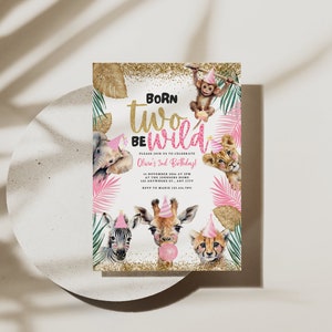 Op de afbeelding: Een verjaardagsuitnodiging met junglethema. De uitnodiging bevat illustraties van een aap, olifant, leeuw, zebra, giraf en cheeta. De tekst luidt "Born Two Be Wild" met roze en gouden accenten.