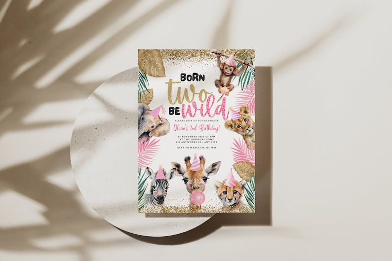 Op de afbeelding: Een verjaardagsuitnodiging met junglethema. De uitnodiging bevat illustraties van een aap, olifant, leeuw, zebra, giraf en cheeta. De tekst luidt "Born Two Be Wild" met roze en gouden accenten.